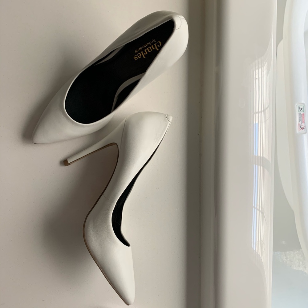 Charles David white pumps new without tags